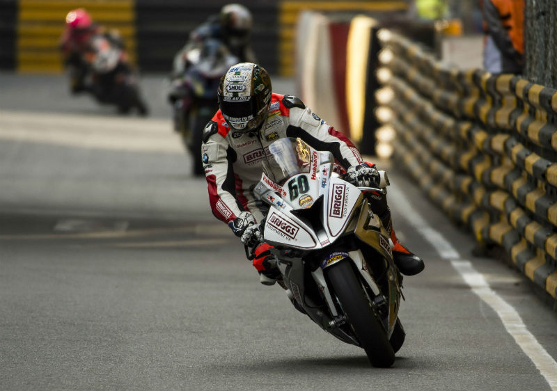 Michael Dunlop venceu hoje a corrida de Superbikes na Ilha de Man igualando  recorde de McGuiness - MotoSport