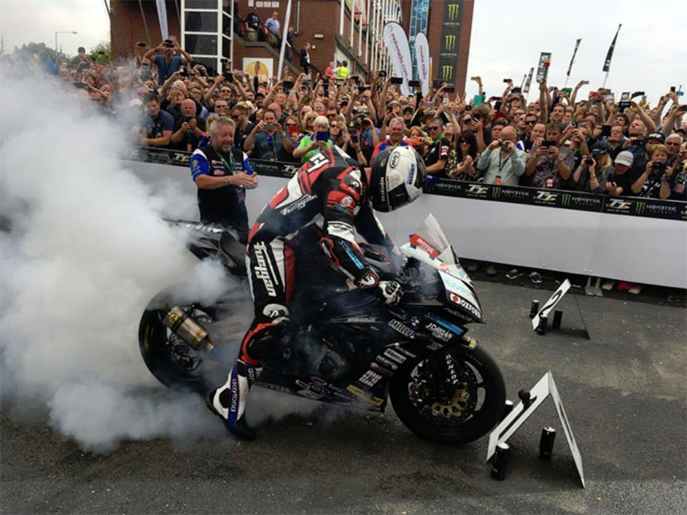 Michael Dunlop venceu hoje a corrida de Superbikes na Ilha de Man