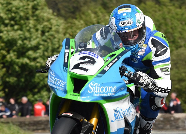 TT Ilha de Man 2023 – Michael Dunlop vence nas SuperTwin