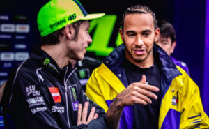 MotoGP: Valentino Rossi diz que Lewis Hamilton o “impressionou” thumbnail