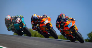 Moto2, 2021, Catalunha: Gardner agasta Raul Fernandez para 1-2 da KTM Ajo thumbnail