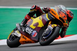 Moto2, 2021, Valência – Warm-up: Augusto Fernandez na frente de Schrotter thumbnail