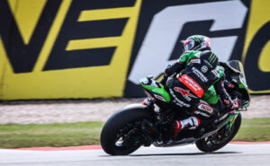 SBK, 2021, Donington: Rea sai da pole no molhado com as BMW ao lado thumbnail