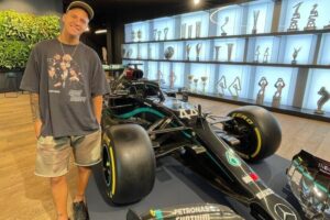 MotoGP, 2021, Silverstone: Quartararo visitou a equipa Mercedes da F1 thumbnail