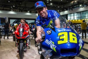 MotoGP: Pilotos da Suzuki presentes no EICMA com os fãs thumbnail