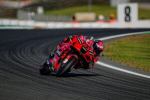 MotoGP, Valência, Corrida: Pecco Bagnaia vence num pódio totalmente Ducati thumbnail