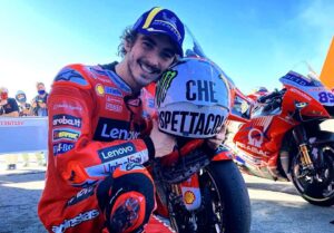 MotoGP, ‘Peco’ Bagnaia: “Dedico a corrida ao ‘Vale’ e agradeço tudo o que fez por nós” thumbnail