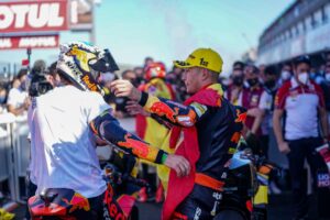 MotoGP: Raul Fernandez estará a jogar estrategicamente para sair da KTM? thumbnail