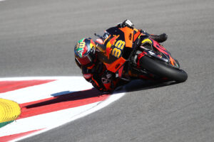 MotoGP, Brad Binder foi o único sobrevivente da KTM em Portimão thumbnail