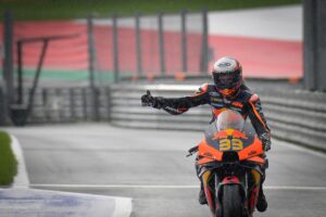 MotoGP, GP Áustria: Brad Binder arriscou e venceu corrida épica à chuva thumbnail