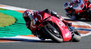 MotoGP: A Aprilia e o seu uniforme (RED) que todos os veste em Valência thumbnail