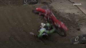 Vídeo AMA Supercross 450, Seattle: A violenta queda de Sexton thumbnail