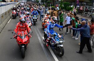 MotoGP, 2022, Indonésia: Joan Mir e Alex Rins participam em desfile com o presidente da Indonésia thumbnail