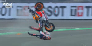 MotoGP, 2022, Indonésia, Marc Márquez levado ao hospital após violenta queda no warm up thumbnail