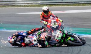 WSBK, Países Baixos, Corrida 2: Bautista no topo, Rea e Toprak colidem thumbnail