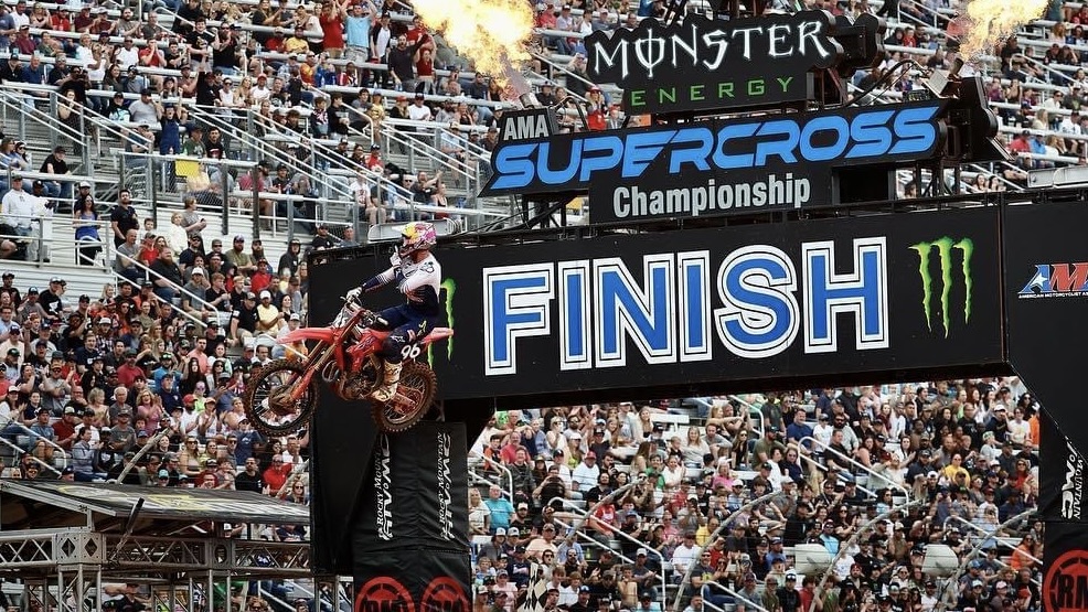 Vídeo AMA Supercross 250, Atlanta: Hunter Lawrence bate Christian Craig e Jett Lawrence thumbnail