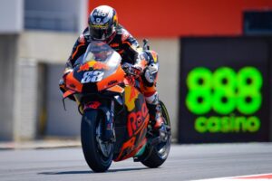 MotoGP, Miguel Oliveira foi acompanhado por dezenas de pessoas até ao AIA thumbnail