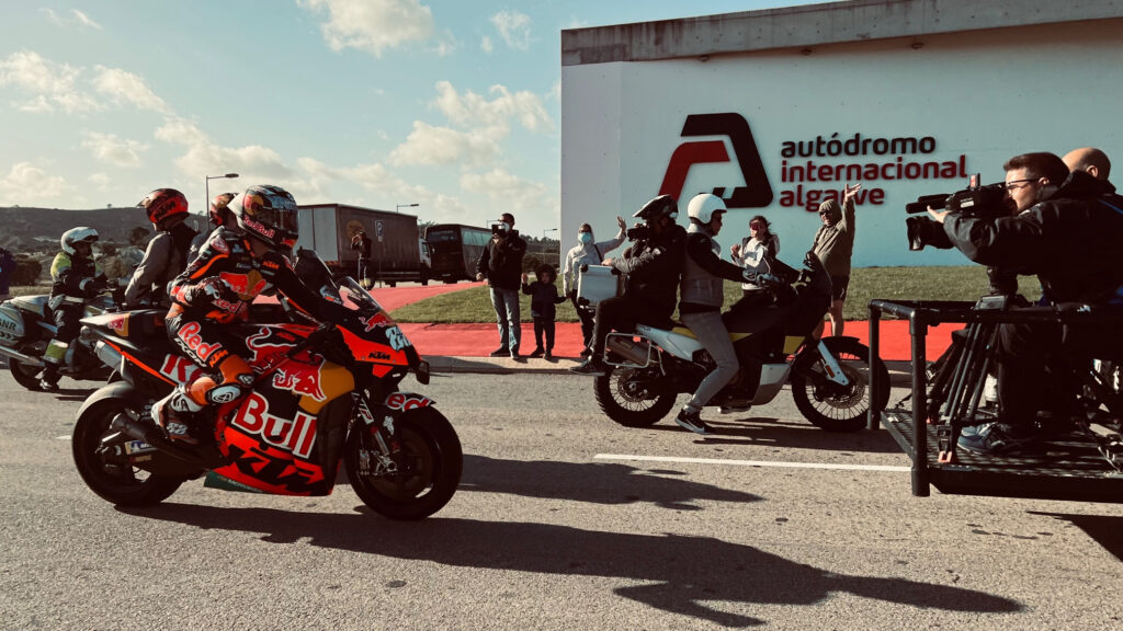 Deram-lhe atenção, não deram moto: Miguel Oliveira acaba GP da Áustria no  12.º lugar antes de decidir futuro no MotoGP – Observador