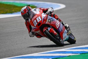 Moto3, Catalunha, Warm Up: Izan Guevara mais rápido antes da corrida thumbnail