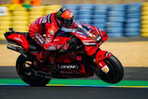 MotoGP, França, Queda de Pecco Bagnaia quando lutava pela vitória thumbnail