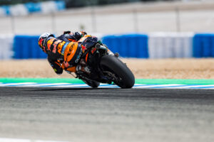 MotoGP, Miguel Oliveira apenas 15.º, mas tempo de Brad Binder dá esperança à KTM thumbnail