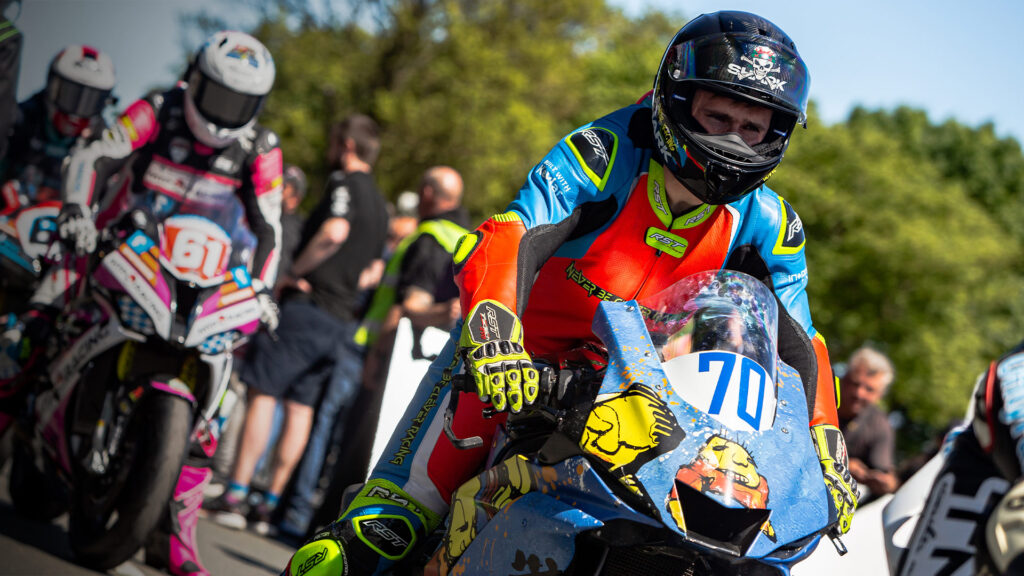 Michael Dunlop venceu hoje a corrida de Superbikes na Ilha de Man igualando  recorde de McGuiness - MotoSport