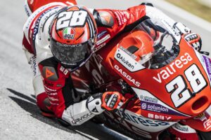 Moto3, Catalunha, Corrida: Izan Guevara vence e reduz distâncias no campeonato thumbnail