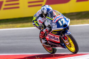 Moto3, Grã-Bretanha, TL2: John McPhee autoritário no primeiro dia thumbnail