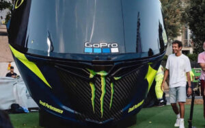 MotoGP: Rossi homenageado com um capacete de 6 metros de altura! thumbnail