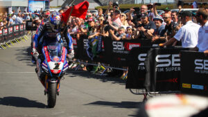 WSBK, Donington, Corrida 1: A vitória inesperada de Toprak Razgatlioglu thumbnail