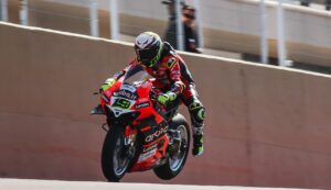 WSBK, San Juan, Álvaro Bautista (3º): “Se alteramos muito a relação de caixa a moto enlouquece” thumbnail