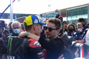 MotoGP,a opinião de Jorge Lorenzo: “O Pecco deve ganhar o campeonato” thumbnail