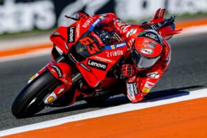 MotoGP, Valência, Corrida: ‘Pecco’ Bagnaia é campeão do mundo; Aléx Rins vence corrida thumbnail