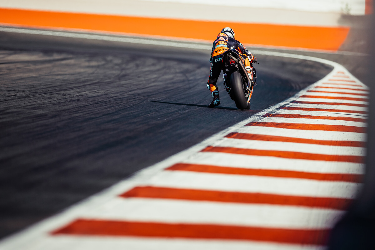 MotoGP, Valência: Oliveira larga da 5.ª fila para a corrida de despedida da  KTM - MotoSport