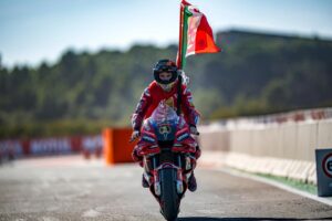 MotoGP, Francesco Bagnaia: “O título era um sonho, mas fazê-lo com a Ducati foi a cereja no topo do bolo” thumbnail