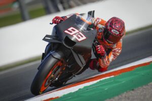 MotoGP, Neil Hodgson: “Márquez continua a correr porque quer bater os números de Rossi” thumbnail