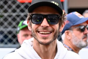 MotoGP: Valentino Rossi lança alerta para a Yamaha thumbnail