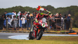 WSBK, Austrália, Corrida 1: Campeão Bautista arranca com vitória à chuva thumbnail