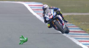 WSBK, Assen: Um crocodilo atravessou-se no caminho de Toprak thumbnail