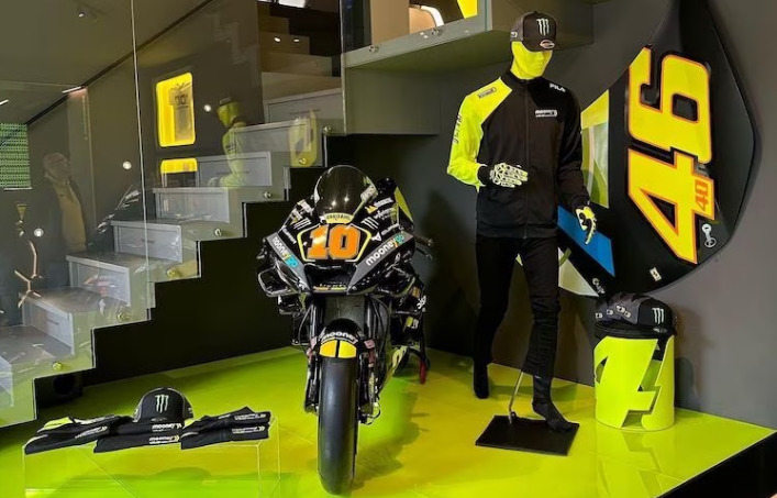 VR46 mostra moto preta fosca com detalhes em amarelo para MotoGP