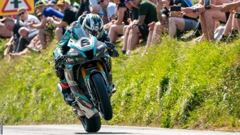 Michael Dunlop vence a primeira corrida do TT da Ilha de Man 2018