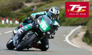 Michael Dunlop alcança a sua 24ª vitória no Isle of Man TT na Corrida 2 na classe Supertwin thumbnail