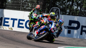 WSBK, Imola, Corrida 2: Razgatlioglu vence Bassani, Bautista cai e abandona thumbnail