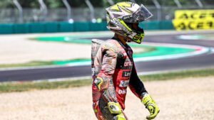 WSBK, Bautista explica a queda: “Cometi um erro… toquei na linha branca interna na Curva 3” thumbnail