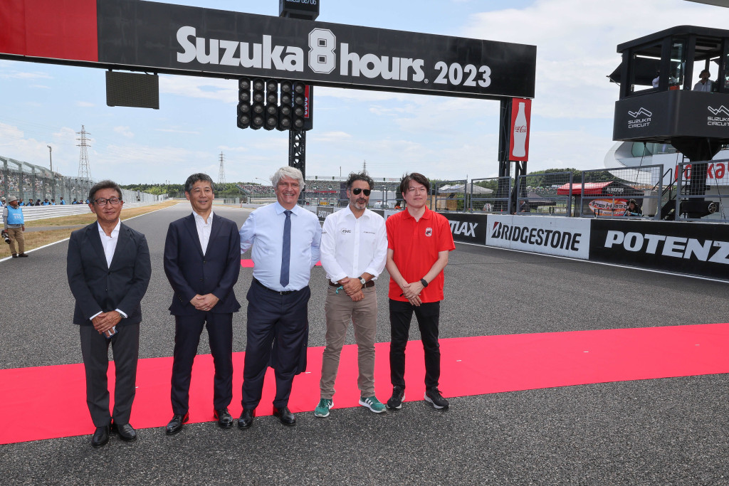 O presidente da FIM Jorge Viegas com os responsáveis do circuito de Suzuka
