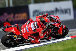 MotoGP, Áustria, Q2: Bagnaia bate Viñales por 37 milésimos para chegar à pole, Oliveira 8º thumbnail