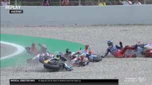 MotoGP, Catalunha: A crónica dos acidentes que envolveram Bagnaia e Bastianini thumbnail