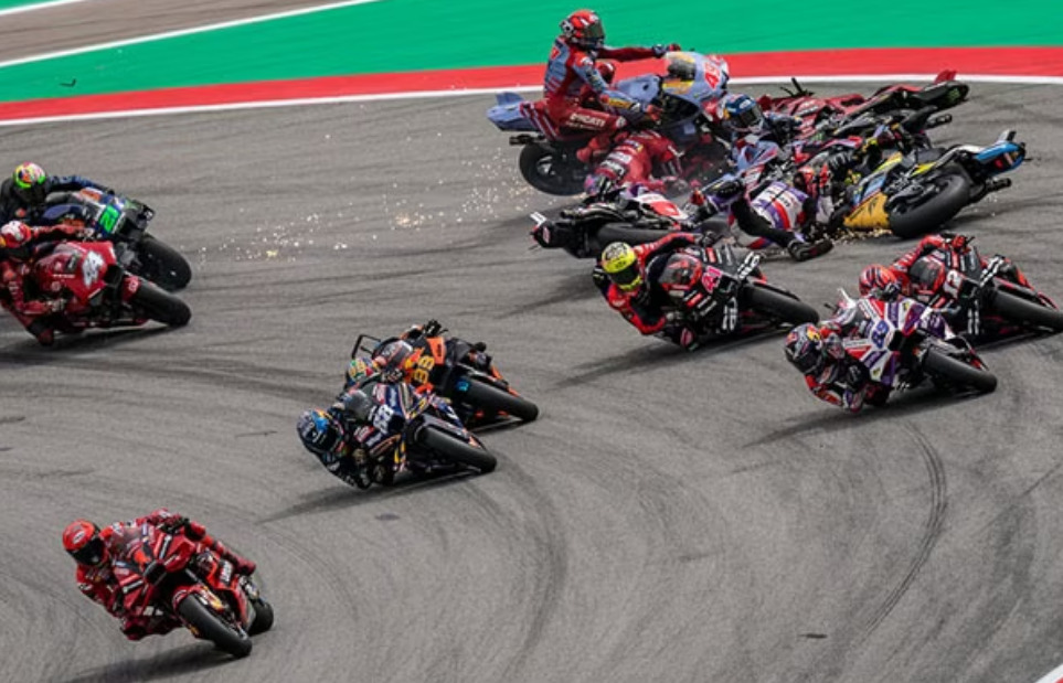 MotoGP: acidente aparatoso e caos no arranque do GP Catalunha - SIC Notícias