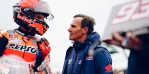 MotoGP, Alberto Puig: “Não íamos pedir ao Marc para ficar se não está feliz” thumbnail