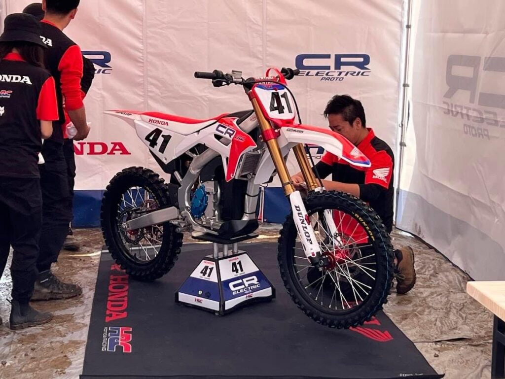 Honda CR elétrica estreia em competições off-road